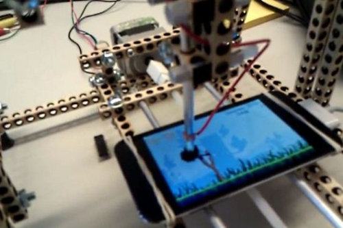 Este robot juega Angry Birds