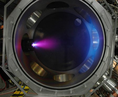 Científicos quieren desarrollar un propulsor de plasma para viajes por el espacio