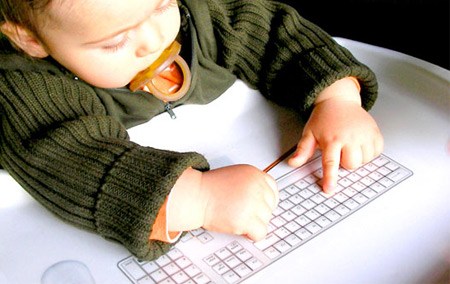 Bebé con teclado