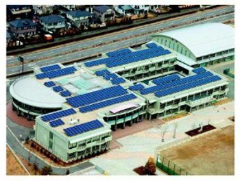 Escuela con paneles solares en Japón