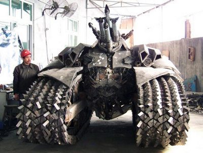Hombre construye un tanque Megatron de 5 toneladas