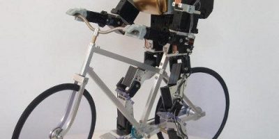 Este robot anda en bicicleta