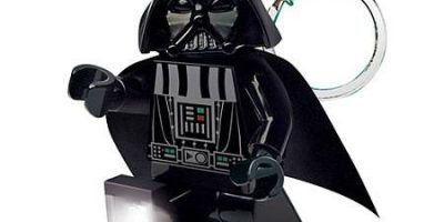 Un llavero Lego de Darth Vader con linterna incluida
