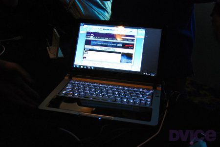 Intel Nikiski, una laptop con touchpad transparente2