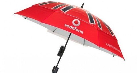 Vodafone presenta una sombrilla solar que puede recargar tu teléfono móvil
