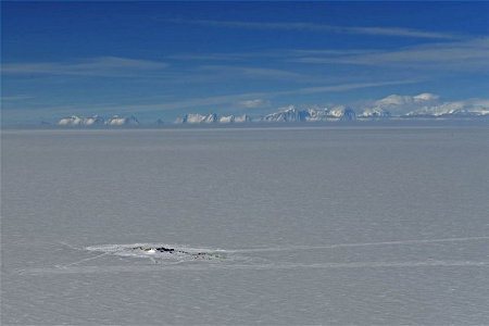 Investigadores buscan vida bajo el hielo de la Antártida