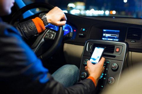 En California está prohibido usar el GPS de un smartphone mientras conducimos