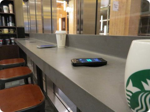Starbucks instalará estaciones de recarga inalámbrica para móviles