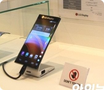 LG tiene un smartphone con pantalla extendida hacia ambos lados
