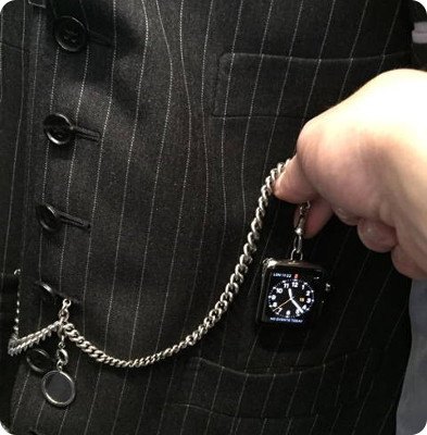 Tom Ford convierte un Apple Watch en un reloj de bolsillo