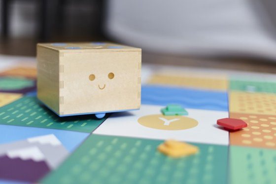robot de madera le enseña a programar a los niños