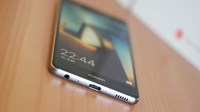 Moto Z vs Samsung Galaxy S7 vs LG G5 vs Huawei P9