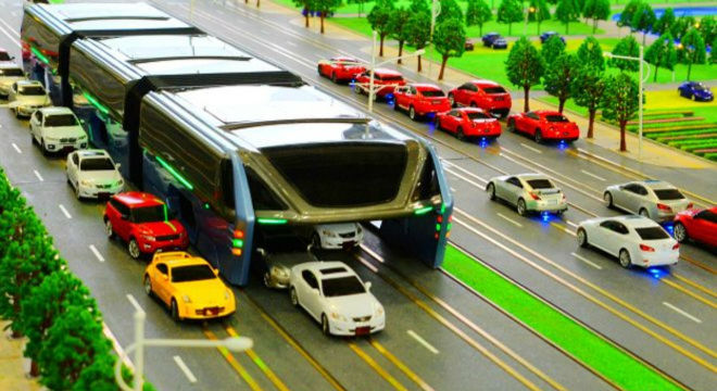 el autobús chino que pasa por ensima de los vehículos