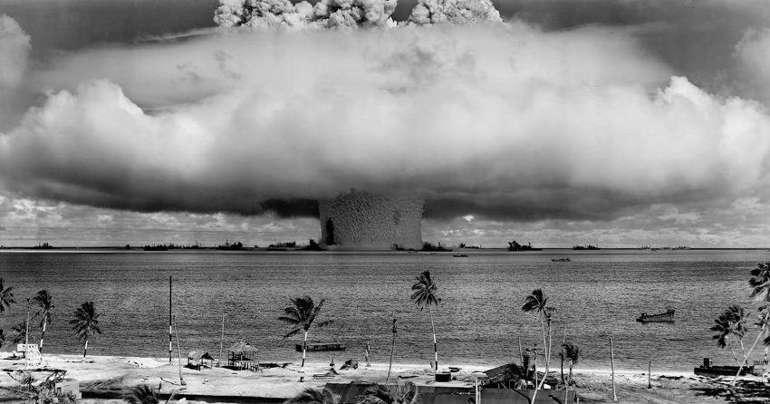 Una explosión de bomba nuclear en el medio del océano cerca de una de las tantas islas que fueron testigos el gran hongo radioactivo
